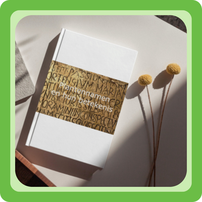 Het boek 'Plantennamen en hun betekenis' op een tafel in de lentezon