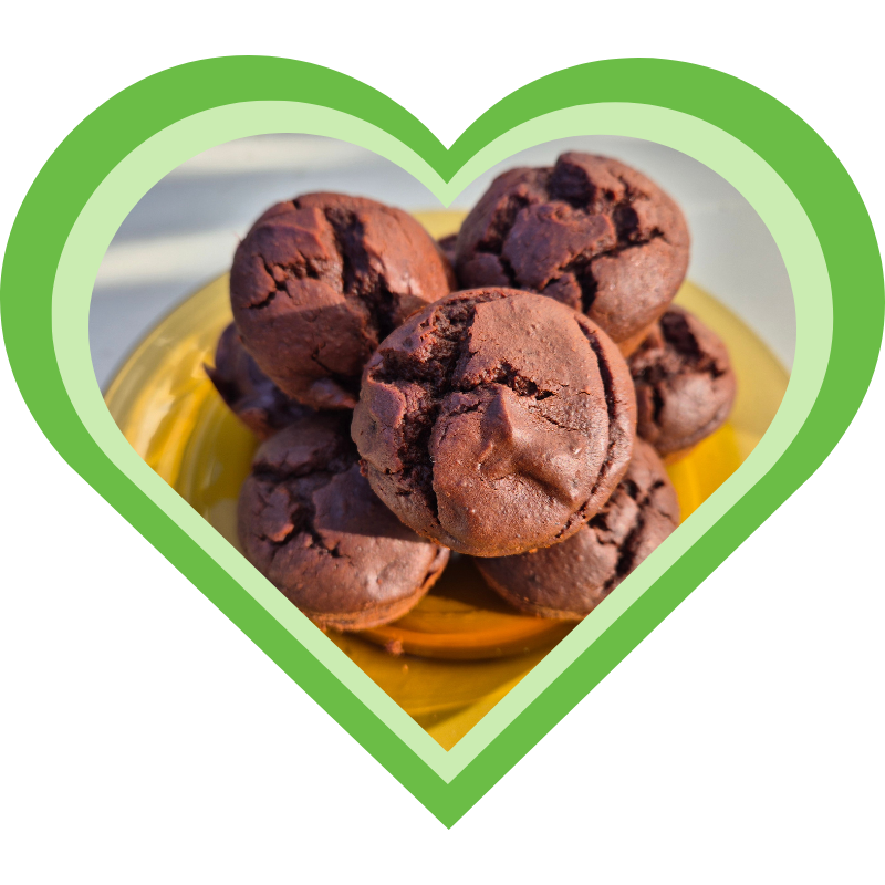 Onweerstaanbaar lekkere, gezonde en suikervrije chocolade muffins op een bord.